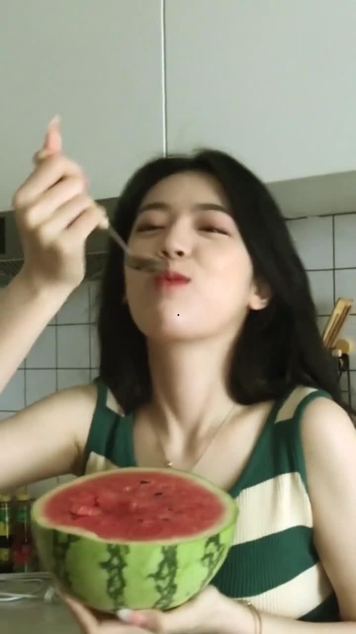 女友吃瓜图集,女友的吃瓜图集大揭秘