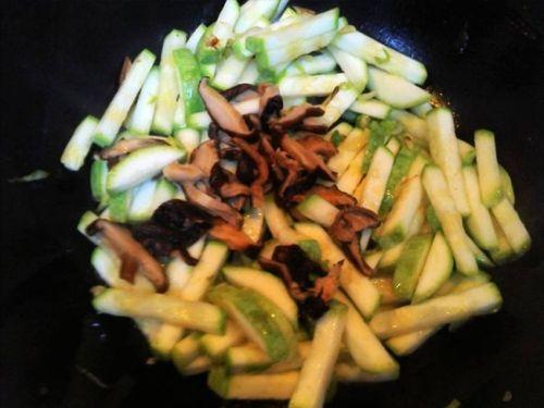 豆苗和角瓜能一起吃吗,豆苗与角瓜的搭配食用探讨